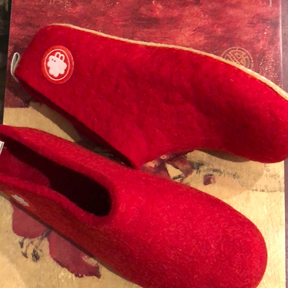 NEW!! Baabuk Slippers Brand New